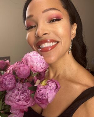 Brook Kerr Instagram - In the middle of my ‘he loves me, he loves me nots’ 🌸 
Thank you for my absolutely perfect gifts🤎 You all brighten my day beyond measure 💃🏽🥹💋🙏🏽
#gh