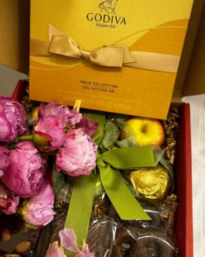 Brook Kerr Instagram - In the middle of my ‘he loves me, he loves me nots’ 🌸 
Thank you for my absolutely perfect gifts🤎 You all brighten my day beyond measure 💃🏽🥹💋🙏🏽
#gh