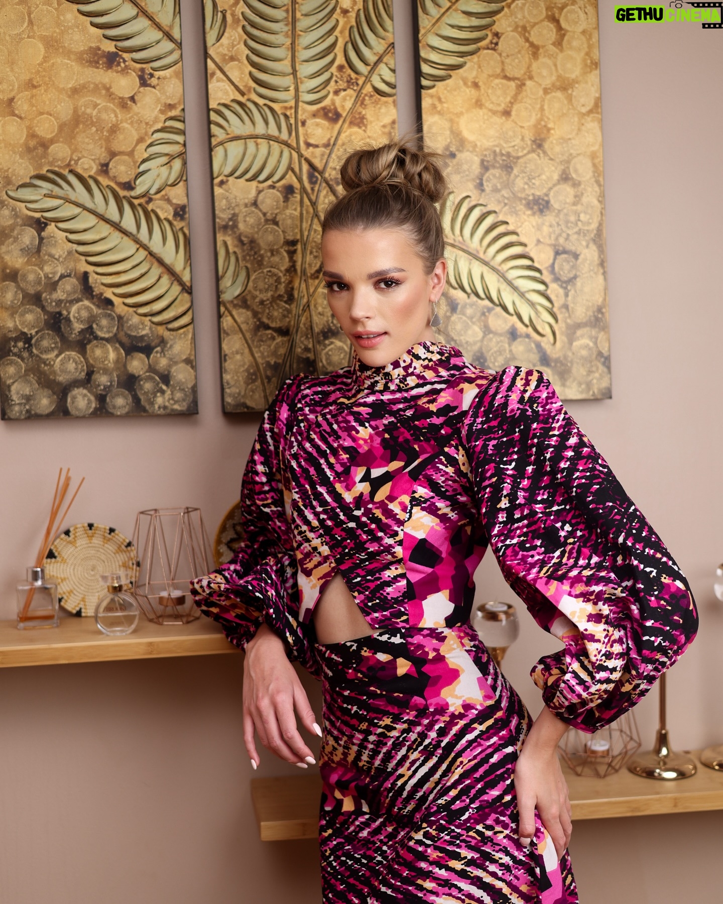 Brooke Bruk-Jackson - 3 Likes - Honoring Africa Day in my beautiful African attire by @zuvva , celebrating our rich heritage and my journey as the first African queen to launch a signature scent. Forever proud of my roots and the legacy we build. 🌍👑❤️
Thank you to @organikks for hosting us on this special day and to everyone who came through ❤️
📸 @swishsaysmedia
#AfricaDay #ProudHeritage #SignatureScent