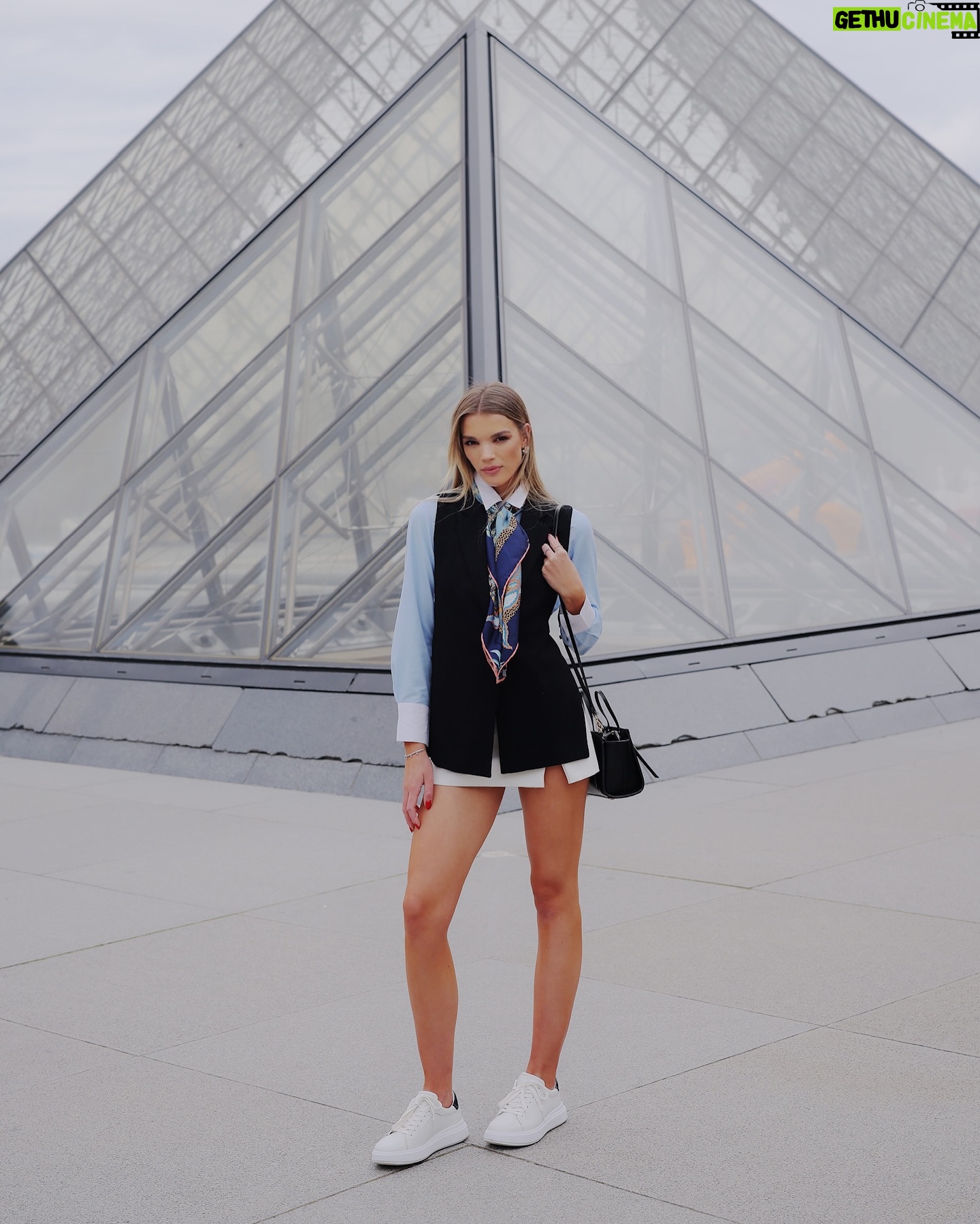 Brooke Bruk-Jackson - 3 Likes - Just me and my signature scent living our best lives 🇫🇷💙
#paris #thelouvremuseum #brookesignaturescent