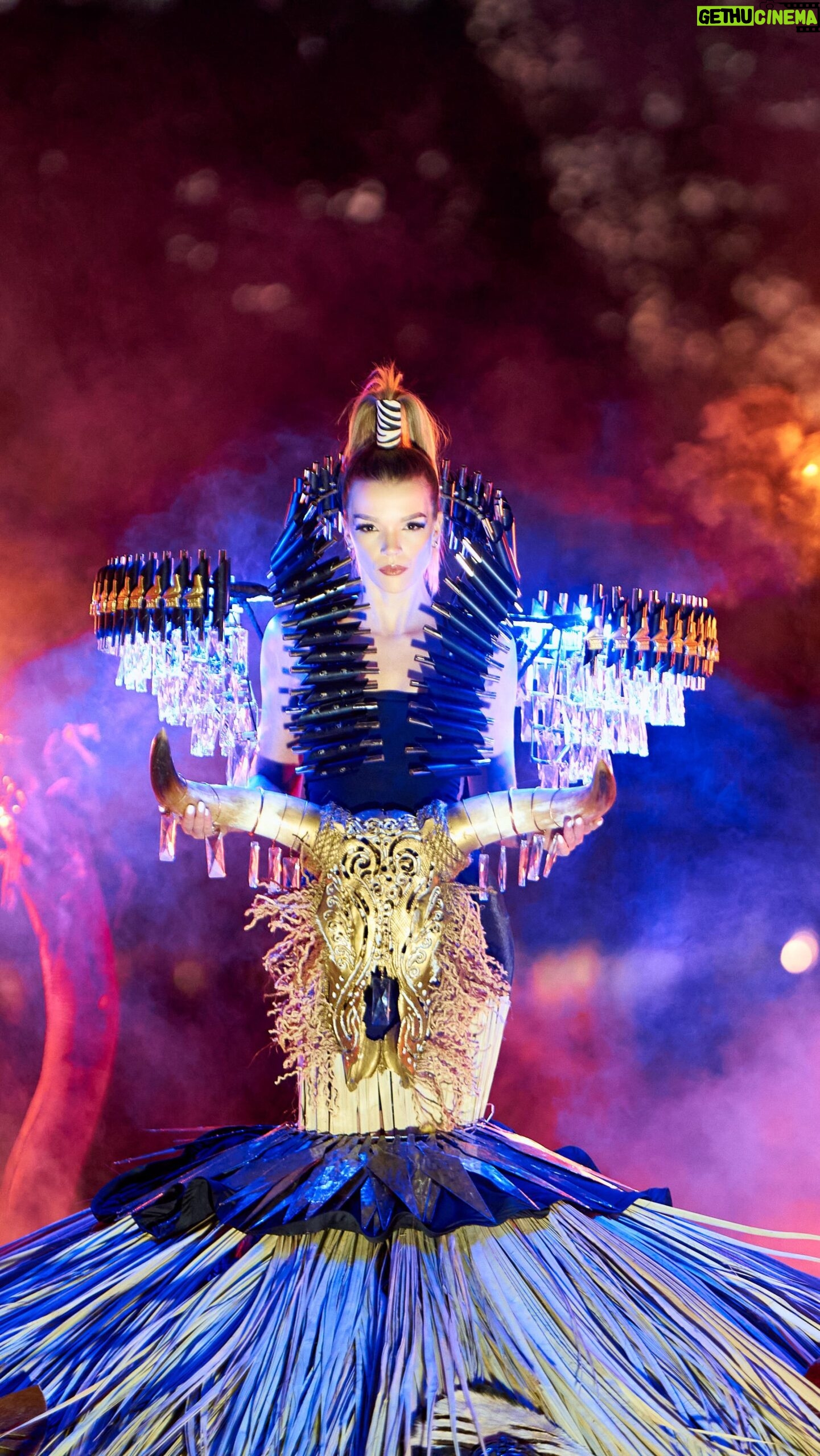 Brooke Bruk-Jackson - 3 Likes - Tradition and Modernity
A piece that embodies the amalgamation of traditional African culture and modern Western elements. The merging of these two worlds creates a unique and captivating aesthetic, symbolizing the blending of past and present, tradition and modernity.
The chandelier shoulder piece together with the crystals on the cow head skull represent the glamour and innovation of Western culture, while the hut-thatched dress, iron spears, cow head skull and African war shields pay homage to Africa’s rich cultural heritage.
The use of traditional African materials, assorted with futuristic elements, celebrates the evolution of African culture and its ability to adapt and thrive in the modern world.
This Afrofuturist costume embodies the spirit of innovation and cultural fusion, honoring the legacy of African heritage while embracing the possibilities of the future. It is a testament to the spirited and ever-changing nature of African culture, pushing boundaries and redefining the fashion landscape.
In frame:- @brooke_brukjackson
Videography:- @sammedopictures
Make Up:- @realtouchzw
Assistant Designer:- @hanzu_263
Stylist:- @trixiedee11
#africaday #zimbabwe #modernart #modernity #africa #fashioninafrica #fashion #runway #fashionmodel #africaday2024 #metgala #highendfashion #designer #avantgarde #avantgardemakeup #avantegardefashion #filmcostume #filmphotography #film #filmmaking #costumeforfilm