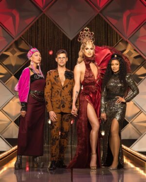 Brooke Lynn Hytes Instagram - 🩸👑🩸

Catch the newest episode of @canadasdragrace this Thursday with angel @sarainfox 

💇🏼‍♀️ @kirstenklontz X @bellamihair 
💄 @viktorpeters 
💃🏼 @_thesukidoll 
📸 @asquaredphoto