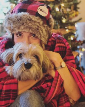 Brooke Nevin Instagram - ‘Tis the season to get your snuggle on.
 
💚♥️✨🎄✨♥️💚

A huge thanks to @lifetimetv for this snuggle-worthy blanket to watch new holiday movies all season long! 

5 more #ItsAWonderfulLifetime movie premieres this December including “IT TAKES A CHRISTMAS VILLAGE” tomorrow @8/7c!!

How do you get your snuggle on this holiday season?