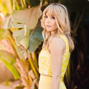 Brooke Nevin Instagram - Me. 
Also me. 

A Study in Yellow.

1) 📸&💄: @violetartistry 
2) 🍌🍌🍌