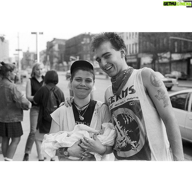 Brooke Smith - 613 Likes - Repost from @stafmagazine
•
“…Alquilé un estudio en la calle 76 oeste y viví allí con John Joseph, y después con Alexa Poli. HR siempre dejaba allí su maleta cuando estaba en la ciudad. Recuerdo que había un poco de violencia en ese entonces … había peleas con las bandas locales sobre todo en Tompkins Square Park….”. Entrevista con Brooke Smith @therealbrookesmith en “Las Mañanas de los domingos en Manhattan”, con motivo de su recién estrenado libro @sundaymatineebook sobre la escena del new york hardcore en el Lower East Side de los años 80
Entrevista al completo con Brooke Smith en www.stafmagazine.com
#newyorkhardcore #sundaymatinee #brookesmith #newyork #cbgb #punkrock #americanhardcore #nyhc #agnosticfront #badbrains #cromags #warzone #murphyslaw #straightahead #stafmagazine #magazine #doityourself #diymagazine #punkrockculture #thenewpopculture