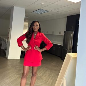 Brooke Thomas Instagram - ♥️

Jacket and skirt: @zara