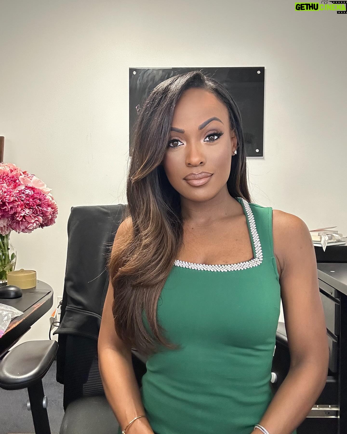 Brooke Thomas - 1.3K Likes - 💚
Dress: @karen_millen