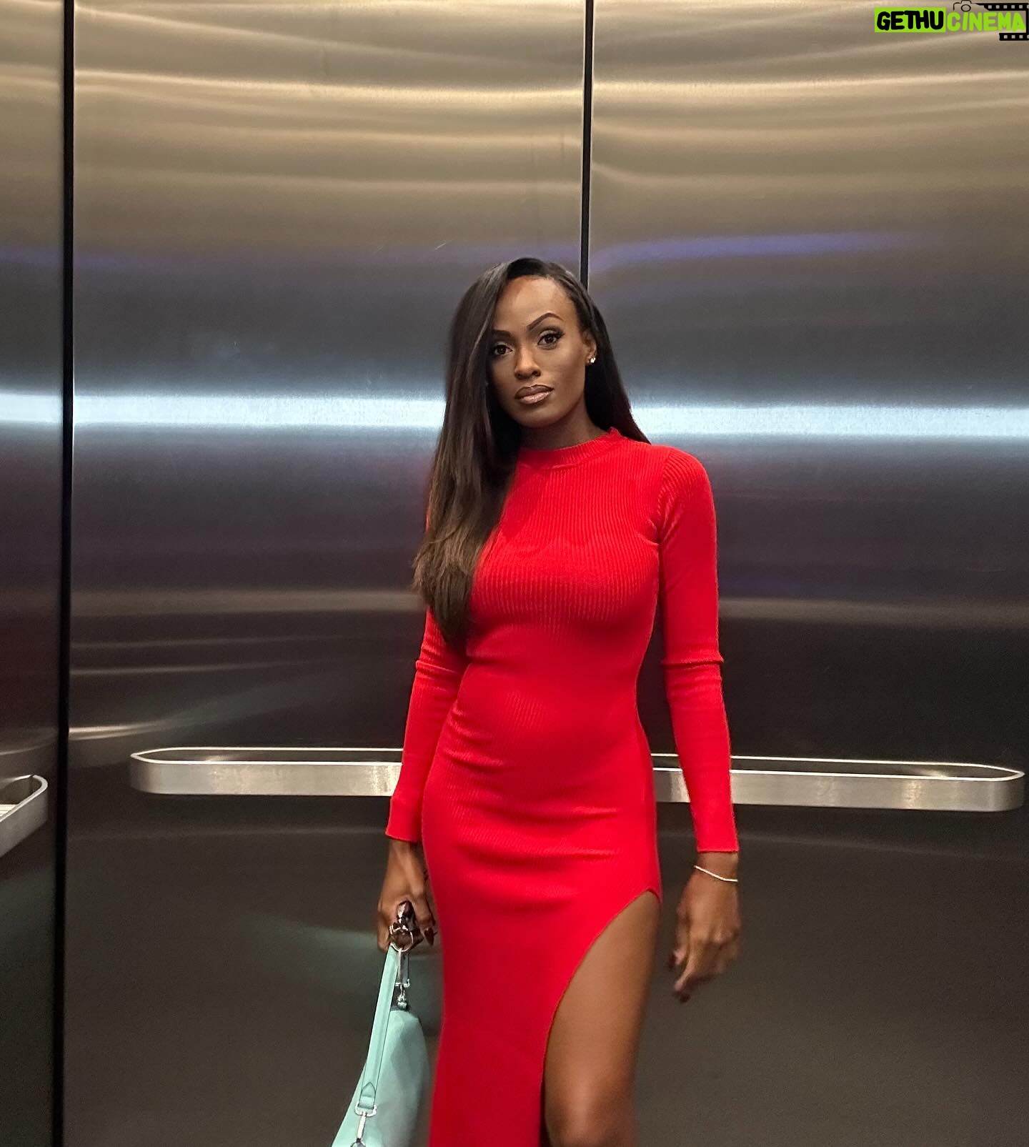 Brooke Thomas - 1.2K Likes - More in this dress, bc why not?! 💁🏾♀️
#ootd
Dress: Missguided f/ @Nordstrom (that’s how long ago I bought this #iykyk)