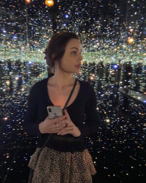 Brooke Williams Instagram - ‘Every single second a star explodes somewhere in our universe. They explode in our own galaxy every 100 years. These explosions (supernovae) can get as bright as a galaxy and form some of the most exotic stuff in our universe, neutron stars and black holes. Sometimes a star explodes as a supernova and the shock wave from the explosion flings out nearby stars forcing them to zip along the universe at speeds as high as 1000-2500km a second. These specific velocities come from a specific type of star dubbed ‘hyper velocity star’. ‘ - Sarafina Nance via Twitter. ✨✨✨✨✨✨✨✨✨✨✨✨✨✨✨✨✨✨✨✨✨✨✨✨ Isn’t that all just GLORIOUS?!! Magic everywhere ✨ #supernova #infinityroom #thebroad #yayoikusama #thesoulsofmillionsoflightyearsaway ✨✨✨🙌🏽✨