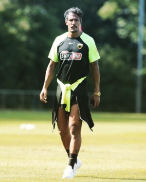Bruno Alves Instagram - Give strong and solid steps forward ,don’t look back live the moment live the present and be present and put everything in what you do ,be surround for persons that make you better and places with good and positive energy and let it flow. #commitment #aekfamily #wecandoit #believe #faith @aekfc_official
