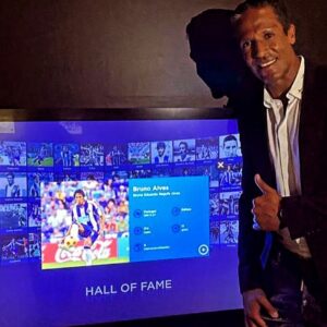 Bruno Alves Instagram - Thank you @fcporto and @portugal  is a honor ! Visiting estádio Dragão in a 🇵🇹Portugal game visiting the @museufcporto is incredible felling , grateful for all the consideration and respect !