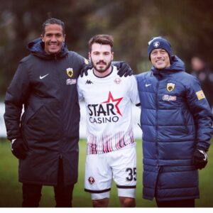 Bruno Alves Instagram - Como o futebol nos une em diferentes culturas e gerações fazendo mundo ficar pequeno e trazendo sentimentos de admiração e respeito bom estar aqui com vocês e presenciar este momento !