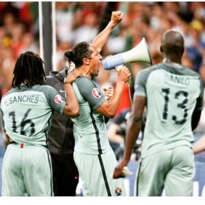 Bruno Alves Instagram - Força PORTUGAL 🇵🇹, vamos todos apoiar e torcer por estes guerreiros que vão lutar e defender a nossa bandeira que consigam pôr em campo toda a sua qualidade determinação e habilidades  e vençam por todos nós portugueses @portugal