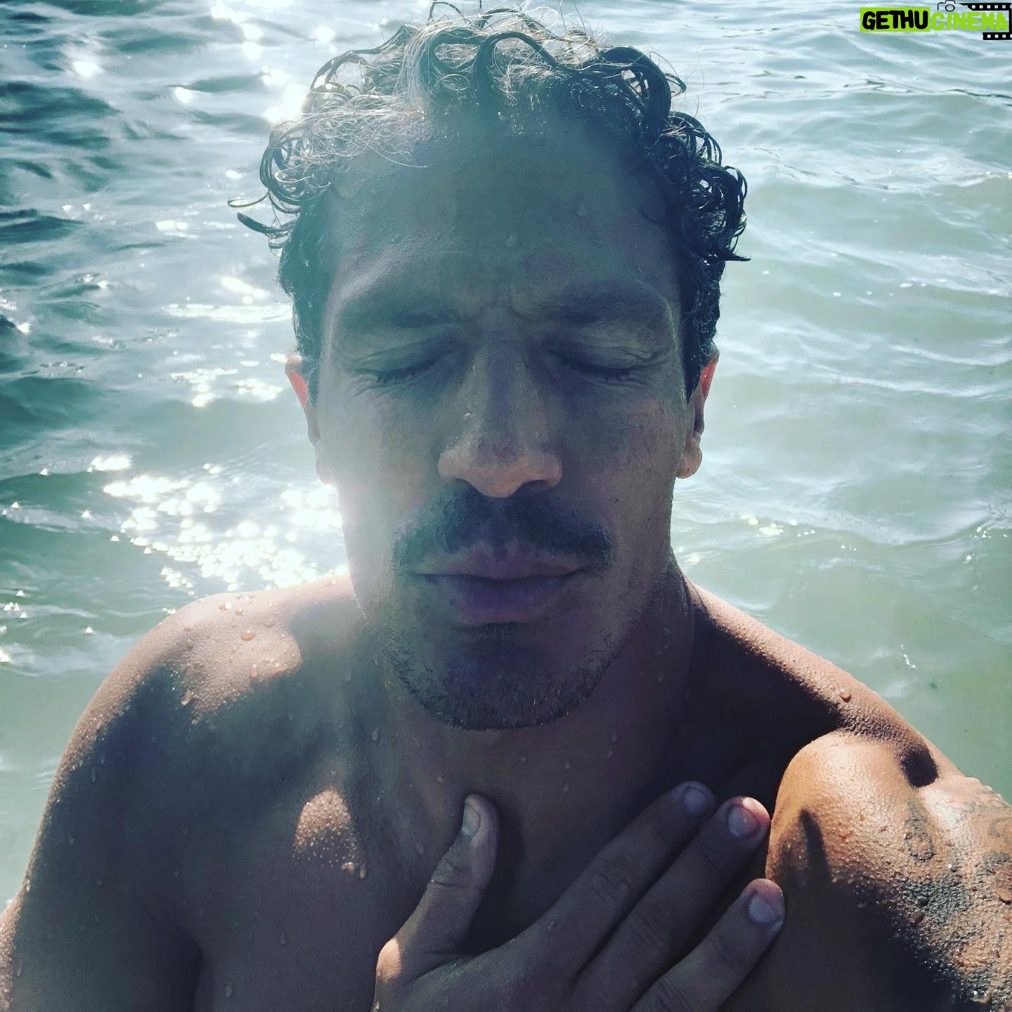 Bruno Alves - 5.2K Likes - Banho de mar logo depois de fazer aniversário dia sol abençoado obrigado por todas as mensagens o melhor presente foi sentir amado e acarinhado por todos vocês gratidão sem limites !