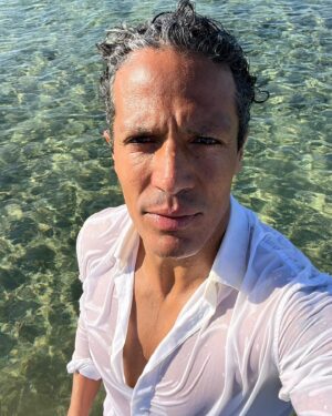 Bruno Alves Instagram - Branco e banho de mar início do dia no início do ano , significa paz , liberdade , renovar , recomeçar , esperança , fé , limpar e recarregar energias e força deixo para trás um ano cheio de experiências que me fizeram mais forte com mais conhecimento continuando a ser EU mesmo e entrando em um novo ano querendo ser um melhor homem , pai , filho e melhor amigo fazendo o bem e me dedicar ao máximo aquilo que me faz feliz ! Um bom ano para todos e pra ser melhor tem que fazer acontecer tem que acreditar e realizar visualizar perseguir aceitar e respeitar !OBRIGADO a todos aqueles que estiveram comigo incondicionalmente vamos com tudo mais uma vez .