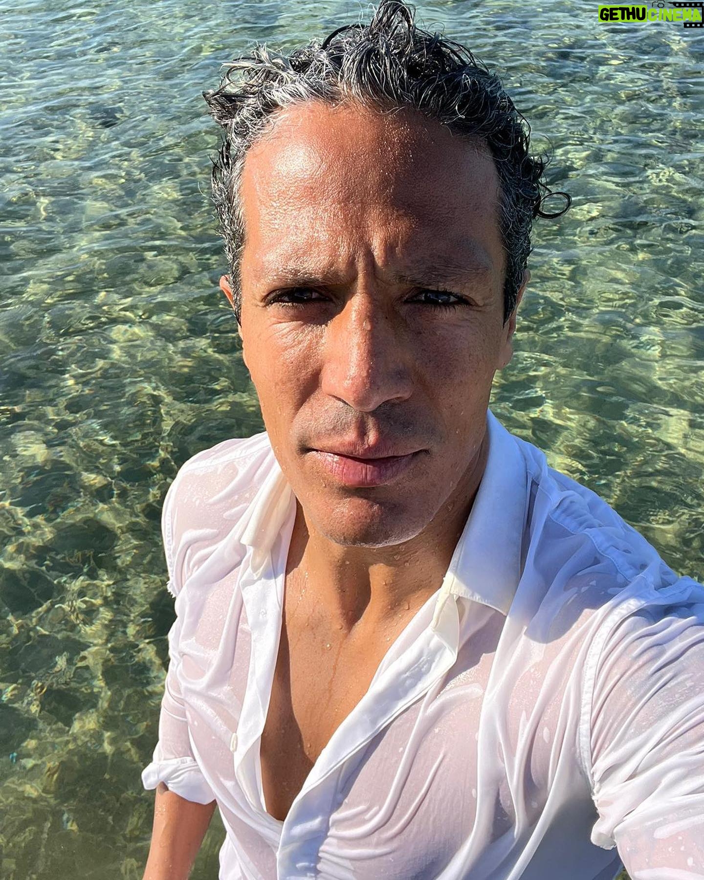 Bruno Alves - 4K Likes - Branco e banho de mar início do dia no início do ano , significa paz , liberdade , renovar , recomeçar , esperança , fé , limpar e recarregar energias e força deixo para trás um ano cheio de experiências que me fizeram mais forte com mais conhecimento continuando a ser EU mesmo e entrando em um novo ano querendo ser um melhor homem , pai , filho e melhor amigo fazendo o bem e me dedicar ao máximo aquilo que me faz feliz ! Um bom ano para todos e pra ser melhor tem que fazer acontecer tem que acreditar e realizar visualizar perseguir aceitar e respeitar !OBRIGADO a todos aqueles que estiveram comigo incondicionalmente vamos com tudo mais uma vez .