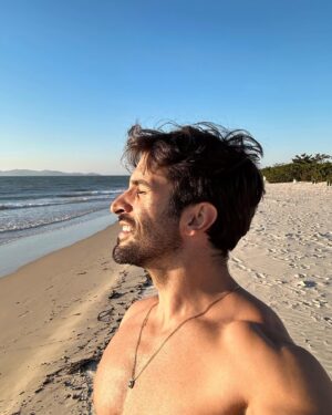Bruno Bevan Instagram - Vitamina D faz parte de um grupo responsável ​​por aumentar a absorção intestinal de cálcio, magnésio, fosfato e por muitos outros efeitos que também ajudam no sistema imunológico! ☀️