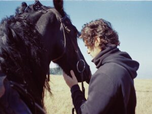 Bruno Montaleone Instagram - @perdidafilme estreia hoje nos cinemas e eu gostaria de dizer algumas coisinhas aqui:

Para as ávidas leitoras de Perdida e do universo de Carina Rissi, não pensem nem por um segundo que não sabíamos da responsabilidade que nos foi dada. Em todas as instâncias do filme, todo profissional estava hiper empenhado em dar o seu melhor, foi um mergulho conjunto nesse universo pra trazer essa história fantástica pros cinemas. 
E claro, para nós atores, Perdida é um prato cheio, apenas um louco faria pouco caso desse personagem. Ian Clarke foi um dos maiores desafios da minha carreira. Foi tudo que eu sonhei que cinema fosse e um pouco mais. Cada pingo desse personagem foi pensado e discutido. É engraçado pensar que na preparação, nos enchemos de referências, trejeitos, poemas, pensamentos, objetivos, para chegar na hora da filmagem e estar completamente esvaziado, onde o personagem desabrocha e apenas é. Essa sensação é uma das minhas preferidas.
Seria impossível falar sobre esse filme sem saudar minha amada @gigigrigio . Agora podemos dizer, nossos surtos valeram a pena 🫨. Saudo a grande atriz e o lindo caminho que ja percorreu e percorrerá, ganhei mesmo uma parceira pra toda a vida. E obrigado é claro por me zuar a todo tempo no set, eu não aguentava mais ser essa pessoa sozinho, e é claro, pelos Mrs Blakes, Ding, Ian Cracks e afins.

@tubaldinishelling só você sabe o quanto batalhou pra esse filme nascer, e foi uma honra estreiar com você! Não poderia ser mais grato!

@katherinechediak @deanwlaw thanks for all the generosity guys, I would never make it without you! They better show Perdida in all cinemas in Australia!

Por fim e não menos importante, agradeço aos meus amados parceiros de cena @biaarantes @dimontez @natufalcao @orafacoimbra @lapena @lourisinhafernandes @lucinhalinsoficial @golden.dadiva @sergio_malheiros @lucianapaesviva e toda a equipe, foi muito bom estar com vocês e me sinto verdadeiramente honrado.

Por fim, se chegastes até aqui, vos convido a assistir Perdida nos cinemas, tenho certeza que vão se apaixonar por essa história

É um prazer lhes ser útil 🛐