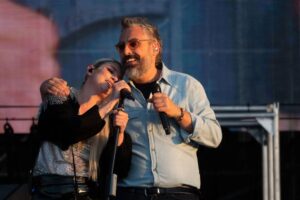 Brunori Sas Instagram - Emma è generosa, verace, nazionalpopolare nell'accezione migliore del termine. Canta con quanta voce ha in gola, balla, ride, si commuove. In bilico fra quella genuina cazzimma del Sud e una fragilità mostrata senza pudore. Non sorprende che il pubblico si specchi in lei, in questa sua urgenza di mostrarsi per quello che è, di essere fino in fondo autentica. E forse alla fine è proprio questo che si cerca sul palcoscenico reale, come in quello della vita: "la più gran pena possibile per diventare se stessi prima di morire." Contento di aver condiviso Campovolo e tutta questa bella umanità con lei. Grazie @real_brown 
@_una.nessuna.centomila_
Foto @francescoprandoni
@lucabrunetti_photo