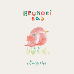 Brunori Sas Instagram - Figliuole e figliuoli sta arrivando Baby Cip!
Una versione di Cip! indirizzata ai nostri piccoli pettirossi implumi. 

Uscirà in vinile (e in digitale) il 10 Dicembre.

Tutte le canzoni sono state riarrangiate a mo' di ninna nanna strumentali e risuonate dai grandi maestri musici della Sas con strumenti giocattolosi e tanta dolcezza.
Grazie a @pa_tty_s_way per il dono che ha dato la scintilla iniziale. Grazie di cuore a @mirko_onofrio,  @stefanoamato,  @dariodellarossa,  @massimopalermo_ , siete stati fantastici, come al solito d'altronde. 
Illustrazioni dell'aerodinamico @studioinnero, grafiche dell'irreprensibile @lucianomarchetti.

Gli introiti del disco serviranno per donare delle attrezzature al reparto di neonatologia dell'ospedale Annunziata di Cosenza.

È tutto così sdolcinato e buono che adesso vado a percuotere qualche anziano per strada. 
Abbracci paterni. 
D.

👉Link al preorder in bio.

@picicca_ @islandrecords_it