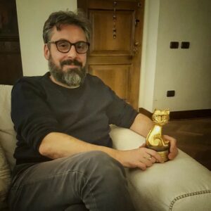 Brunori Sas Instagram - "Cip!" è disco di platino!
Chi mi segue sa che non è mio costume esporre i trofei. Che lo si faccia seriamente o con ironia mi sembra sempre una sboronata. E poi sono calabrese e ho paura "ca mi piccìano"*. "Cip!" però ha avuto un destino così assurdo che mi sembra giusto celebrare questo traguardo e ringraziarvi per l'affetto che mi dimostrate. Non è una cosa scontata. Vi abbraccio forte. Non vedo l'ora di cantarvelo dal vivo. D. 

(Per i non bilingue: temo che esporre i miei trofei in pubblico possa attirare l'occhio malevolo degli invidiosi, la qual cosa potrebbe cagionare sfortune ed accidenti a me e ai miei cari. )
@picicca_ @islandrecords_it @umitalia