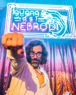 Brunori Sas Instagram - Come on baby Sas my fire! 
Stasera esce nei cinema "La primavera della mia vita", primo lungometraggio dei bro @colapesce & @dimartinoofficial. 
Un film strepitoso, anche se non l'ho visto, impreziosito da un mio imprescindibile cammeo nelle vesti di Jim MorriSas. Ore e ore di trucco e parrucco, ma alla fine i risultati sono sorprendenti: dall'anno prossimo condurrò io "4 ristoranti". Buona visione!