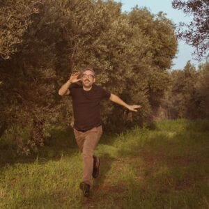 Brunori Sas Instagram - Finalmente via libera! Dai primi di Maggio riusciremo a svolgere le date previste nei palazzetti. E' appena uscito il DPCM che stavamo aspettando da tempo e che consente di poter svolgere con piena capienza gli spettacoli dal vivo in Italia. 
Lunedì vi daremo il calendario completo e tutte le info! 
In questo scatto, che doveva dare l'idea dello "stiamo arrivando!", tutta la mia gioia e un principio d'infarto. Non vedo l'ora, giuro. Abbracci circolari e grazie per la vostra pazienza. 
D.
Foto @valentina_procopio_
@picicca_ @vivoconcerti