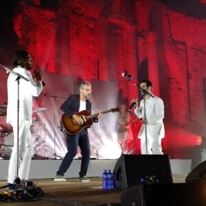 Brunori Sas Instagram - Il bene che gli voglio, non potete capire.

Ieri sera al Teatro Greco di Taormina, ospite del concerto di @colapesce e @dimartinoofficial, insieme a tanti amici @carmenconsolimusic @rappresentantelista @erlendoye1975 @daviderossimusic
