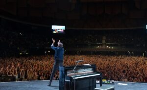 Brunori Sas Instagram - Bologna ieri sera: serve didascalia?
@unipolarena
@picicca_
@vivoconcerti 
@umitalia
@islandrecords_it 
@goigest 
@rtl1025 
@spotifyitaly