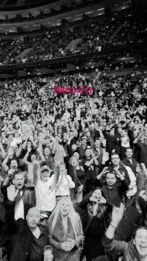 Bryan Adams Instagram - Ole ole ole Bry-an. Gracias a todos mis amigos y amigas mexicanos que vinieron esta noche a cantar conmigo. Te quiero mucho! ❤️ #sohappyithurts