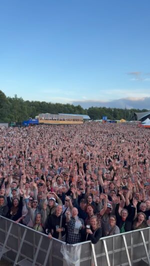 Bryan Adams Instagram - Tinderbox Festival, Denmark 🇩🇰❤️#sohappyithurts