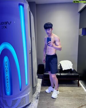 Bryan Shu-Hao Chang Instagram - 感謝我的父母生給我天生麗質的體質，一直覺得這些特點要是我是女生該有多好，除了吃不胖很難增肌跟沒黑眼圈之外，另一個就是業界跟我合作過的都知道我曬不黑，基本上每一個作品都要刻意化妝畫黑幾度，最近的角色連露出來的手臂都要遮黑⋯
以前也助曬過，都是紅了脫皮然後依然很白，夏天曬整整兩個月才會後期慢慢的黑一點點，這次決定相信科技，也覺得太白男生真的不太好看，一直麻煩化妝師有點不好意思！
目前已經去曬兩次，因為不容易黑店家說如果身體沒有不適，間隔48小時就可以去下一次，搭配室內助曬劑，跟曬完回家擦乳液等等，期待這次順利變黑的成果！到時候再跟大家分享！
一直知道我還在肚子的時候爸媽超想生女兒，連一些嬰兒用品都買好女生的了，所以一直自嘲爸媽生錯性別了～爸媽！我超愛你們！但這體質，吃花一堆錢，「白」也花了錢，不過黑眼圈肯定不會多花錢的😂