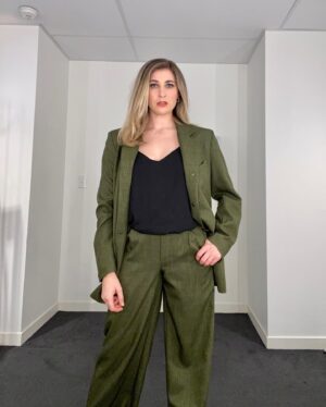 Brynley Stent Instagram - I died when @zambesisince79 offered to dress me in this sick as green suit for my first ever @nzcomedyfestival Gala. 🐍🐸🌲🐢🦖🌳🥦🥒🥬 Hair and makeup by the ever talented @sharihairmakeup.
