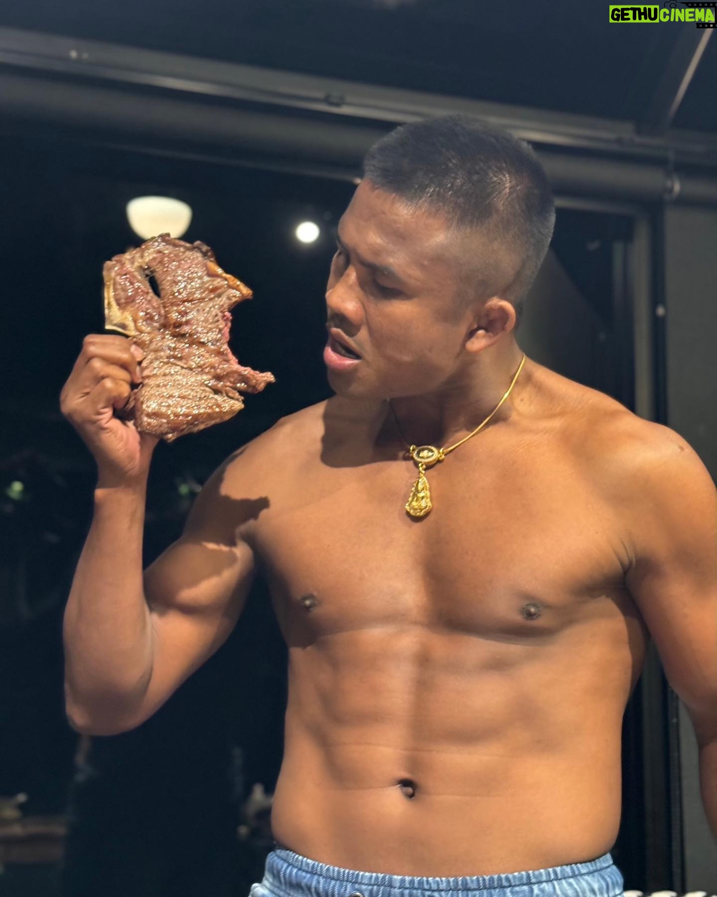 Buakaw Banchamek - 26.2K Likes - กิน😳