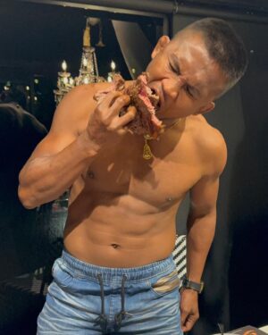 Buakaw Banchamek Instagram - กิน😳