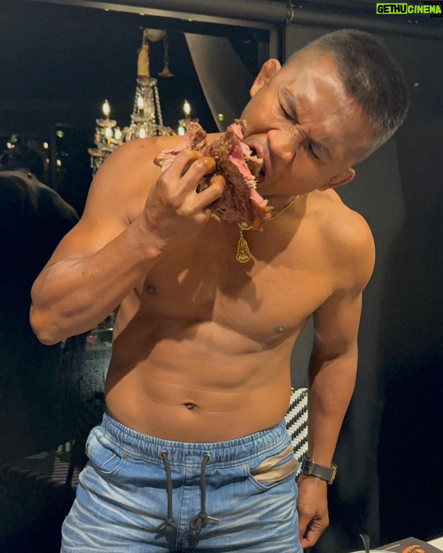 Buakaw Banchamek - 26.2K Likes - กิน😳