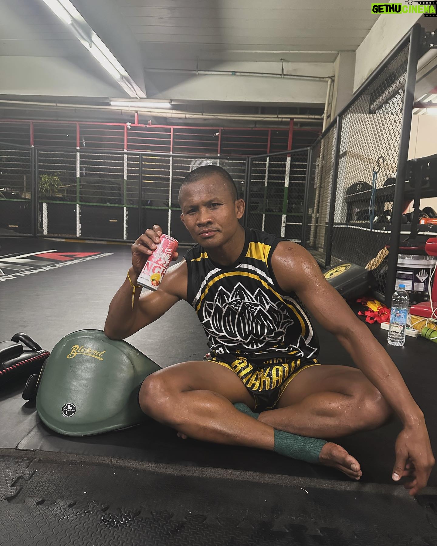 Buakaw Banchamek - 21K Likes - 😘💪🏼👌🤡