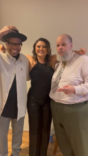 Buchecha Instagram - Momento histórico com essas lendas da música brasileira♥️🙌🏼 @edmotta @buchecha
Fazer parte disso e poder chamá-los de amigos é uma honra pra mim.
Obrigada @serginhogroisman por proporcionar esses encontros! 
Equipe @altashoras está de parabéns! 
Até a próxima Braseeel!🇧🇷

#altashoras
#altashorasvoltajá 
#tonemai 
#anos2000 
#foradalei 
#claudinhoebuchecha