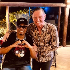 Buchecha Instagram - Dividi o palco com o mestre @miklospaulo , canta fácil 🎵 🎤 

É preciso saber viver 🙌🏾🙌🏾🙌🏾🙏🏾