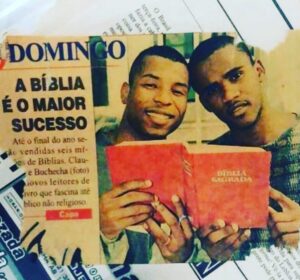 Buchecha Instagram - Música lenta era um petisco,nunca um prato principal,pelo menos pra mim,porém pra ele era sempre um pedido oportuno,em tempo de gravação de álbum,vinha a manifestação dele na insistência deste querer,no que veio a ser o último álbum da dupla havia uma canção de minha autoria que estava lá perdida num dos meus muitos cadernos de música,era a MEU ANJO, que inicialmente a gente iria dividir as vozes,mas o tom era muito alto e ele não se sentia confortável pra interpreta-la,a solução foi tentar abaixar o tom!
O que eu fazia geralmente pra me adaptar ao tom dele, que era mais baixo (timbre de menor extensão).

Arriscamos ,1/2 ,ou 1 tom pra ficar do gosto dele,porém ficou extremamente grave pra mim, e então eu falei “grava você faixa” 
aí ele falou , “não,grava você” 
foi nessa hora que o nosso glorioso Serginho de Carvalho falou assim: buchecha grava essa e Claudinho grava DEUSA NEGRA,canção de autoria dele e minha,mas que eu não assinei como compositor porque ele fez a música quase toda sozinho,(mais do que a metade) e melodia e letra!

Assim o fizemos e ele ficou feliz dessa forma,gravou uma canção linda de autoria própria e também teve outro de seus pedidos atendido,com a gravação de MEU ANJO,ele amava,e eu passei a gostar da música também porque ele mandava o seu Cláudio repetir toda hora dentro da van kkkkk 😂😂😂🎵

Ele tinha razão ,outra vez por insistir nessa música,a gente era de agitar ,de sacudir a massa,e agora também emocionávamos os fãs num LOVE SONG estilo C&B ☺️🏆🏆