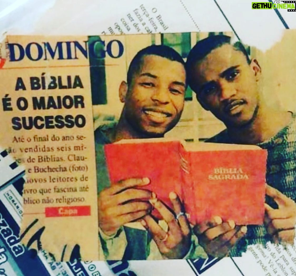 Buchecha - 7.6K Likes - Música lenta era um petisco,nunca um prato principal,pelo menos pra mim,porém pra ele era sempre um pedido oportuno,em tempo de gravação de álbum,vinha a manifestação dele na insistência deste querer,no que veio a ser o último álbum da dupla havia uma canção de minha autoria que estava lá perdida num dos meus muitos cadernos de música,era a MEU ANJO, que inicialmente a gente iria dividir as vozes,mas o tom era muito alto e ele não se sentia confortável pra interpreta-la,a solução foi tentar abaixar o tom!
O que eu fazia geralmente pra me adaptar ao tom dele, que era mais baixo (timbre de menor extensão).
Arriscamos ,1/2 ,ou 1 tom pra ficar do gosto dele,porém ficou extremamente grave pra mim, e então eu falei “grava você faixa”
aí ele falou , “não,grava você”
foi nessa hora que o nosso glorioso Serginho de Carvalho falou assim: buchecha grava essa e Claudinho grava DEUSA NEGRA,canção de autoria dele e minha,mas que eu não assinei como compositor porque ele fez a música quase toda sozinho,(mais do que a metade) e melodia e letra!
Assim o fizemos e ele ficou feliz dessa forma,gravou uma canção linda de autoria própria e também teve outro de seus pedidos atendido,com a gravação de MEU ANJO,ele amava,e eu passei a gostar da música também porque ele mandava o seu Cláudio repetir toda hora dentro da van kkkkk 😂😂😂🎵
Ele tinha razão ,outra vez por insistir nessa música,a gente era de agitar ,de sacudir a massa,e agora também emocionávamos os fãs num LOVE SONG estilo C&B ☺️🏆🏆