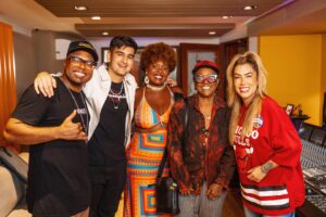 Buchecha Instagram - Ontem tivemos um lindo dia na companhia de pessoas reluzentes de alma,todo mundo sabe o quanto admiro,amo e respeito a mestra @sandradesa_oficial pelo seu legado,ancestralidade e seu coração generoso cheio de amor , ela quem fez essas conexões com a mágica artista @larissalahw , com a talentosíssima @nandafellyxoficial , o querido @lelis.ofc e toda essa equipe de produção pra gravação do clipe aqui no RJ , pra fechar fomos recepcionados com muito queridismo no @malibustudios lugar que adoro estar @keviin @roceke , só gratidão 😊🙏🏾