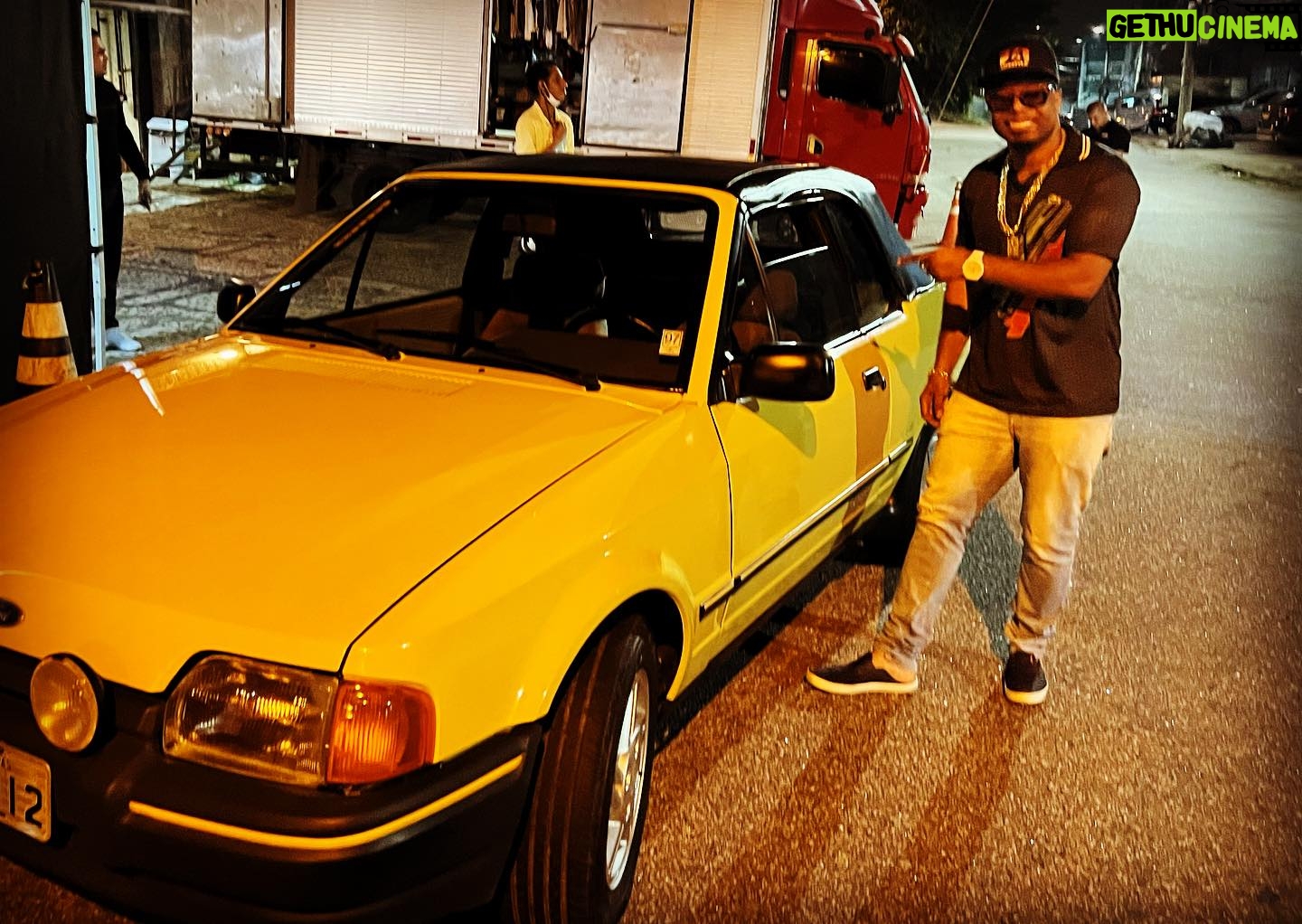 Buchecha - 10.1K Likes - “ AMARELÃO “
O carro que fez o meu faixa virar chofer por um dia e levou o casal pra lua de mel , o ano era 1997 e eu havia casado,o meu motorista se empolgou e bebeu todas na festa rs (virou baile da PIPOS) obrigado Sr Alipio 😊🙏🏾.
aí ele se ofereceu pra nos levar,
relaxa tava tudo em casa,o piloto era da família e acabou que por essa razão o Claudinho foi com a gente e quer saber na moral ? Foi muito melhor assim!
(Ele virou o nosso DIRETOR)
O irmão queria que eu ficasse do lado dele pra gente ir cantando e zoando enquanto dirigia na viagem até o local,mas eu disse: “ ah não po,vou ficar no carona com o meu amor “
Aí ele chamou na fita cassete dos mamonas assassinas que amávamos e fomos curtindo rumo a região dos lagos,eu tava doido que chegasse logo no local pra dizer o clássico: “enfim sós” mas não é o que vocês estão pensando não hein rs 🤪
Mentira ,era isso sim e também ,claro poxa uma mulher linda,vou fazer o quê? Era um direito e uma dádiva fascinante!
Eu só tinha 21 anos e ela 18 (justificando a nossa pressa rs)
A Carreira tava ok ✅
A família tava ok ✅
A saúde mental e física tava ok ✅
A gente queria mais o que?
A gente queria cantar e ser feliz , e também fazer as pessoas felizes com nossa música,nossa dança,nosso funk mélody e nossa alegria contagiante e sincera!
Esse carro ,um conversível da época,foi atração na favela,quando passava geral dizia: “é o Craudim” e era ele mesmo,acenando de “vidro aberto”e largando o aço no som,ou mamonas ou racionais tava tocando,um dos dois,pra ouvir black music e pagode só quando eu estava com ele kkk 😂😂😂🫣
“Coé faixa , bota um fundo de quintal aê” aí ele ia meio contrariado e atendia o pedido,mas depois passou a amar pagode e Stevie Wonder tbm,por pura e espontânea pressão kkkk 😂😊🎵🏆🙌🏾🙏🏾
Sabe qual música ele amava também ?
Essa daqui ó .
“Descobri , que você é minha diretriz
É só contigo que eu posso ser feliz 🎵”
Ele me disse : “essa eu queria ter feito”
Minha resposta foi: “é nossa meu faixa”
NOSSO SONHO nos cinemas 🙏🏾