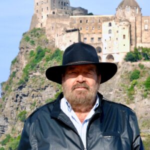 Bud Spencer Instagram - Dem steht einfach jeder Hut. Unser schlagfertiger Koch, Bud ❤️ Spencer 👊🏻 #budspencer #einkochfürallefälle #idelittidelcuoco