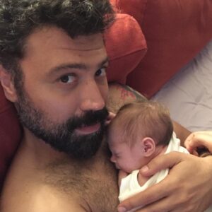 Bülent Emrah Parlak Instagram - Bugün dünya kız çocukları günü. Bugün benim günüm beee. Günüm kutlu olsun… Oh beeee. Lisa’mmm babasının canı. Seni çok seviyorum canımmm…Çok özledim dostum❤️ #dünyakızçocuklarıgünü #lisaparlak