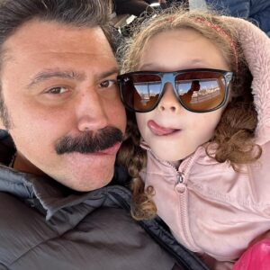 Bülent Emrah Parlak Instagram - Bugün dünya kız çocukları günü. Bugün benim günüm beee. Günüm kutlu olsun… Oh beeee. Lisa’mmm babasının canı. Seni çok seviyorum canımmm…Çok özledim dostum❤️ #dünyakızçocuklarıgünü #lisaparlak