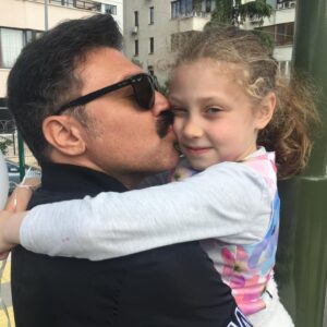 Bülent Emrah Parlak Instagram - Bugün dünya kız çocukları günü. Bugün benim günüm beee. Günüm kutlu olsun… Oh beeee. Lisa’mmm babasının canı. Seni çok seviyorum canımmm…Çok özledim dostum❤️ #dünyakızçocuklarıgünü #lisaparlak