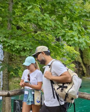 Bülent İnal Instagram - Plitvice göllerindeydik bugün. Burayı bulan ve bu deneyimi bize yaşatan @melissinal ♥️