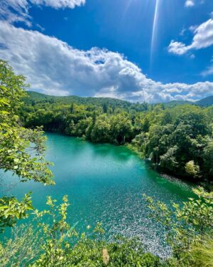 Bülent İnal Instagram - Plitvice göllerindeydik bugün. Burayı bulan ve bu deneyimi bize yaşatan @melissinal ♥️