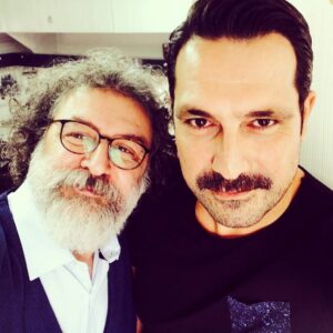 Bülent İnal Instagram - Setten sevgiler selamlar✌️️✌️️ akşama görüşürüz😳😄😄👍 @kubilay961 #babamveailesi #goldfilm #kanald